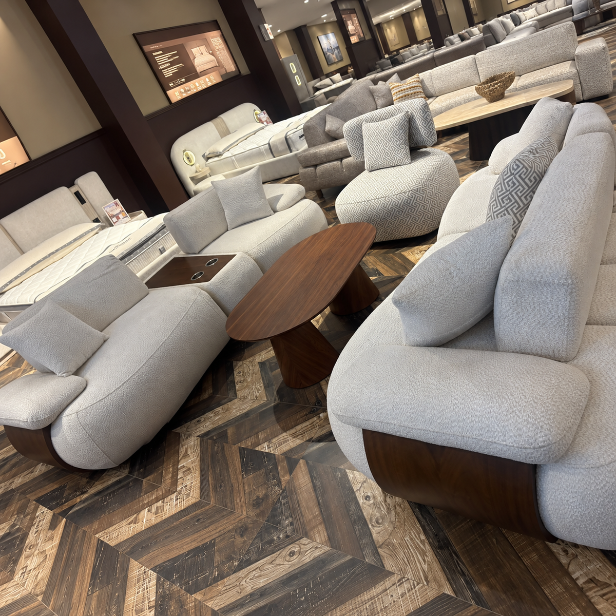 Canapé SHELSY – finitions et console en magasin
